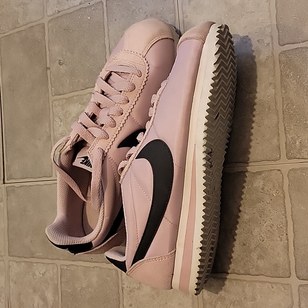 Nike tennis shoes